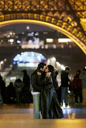 Januárban Párizsba utaztak, ahol a világ egyik legromantikusabb helyszínén, az Eiffel-torony lábánál is váltottak egy csókot. 