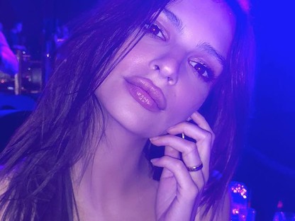 Emily Ratajkowski frufrut vágatott, de ezt elég nehéz észrevenni a pucérkodása mellett! 