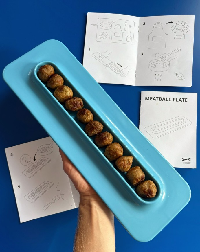 Az ikonikus IKEA-s húsgolyó negyvenedik születésnapja alkalmából külön húsgolyós tányér is helyet kapott a termékcsaládban, ami ünnepélyesen rendezi egymás mellé a falatkákat