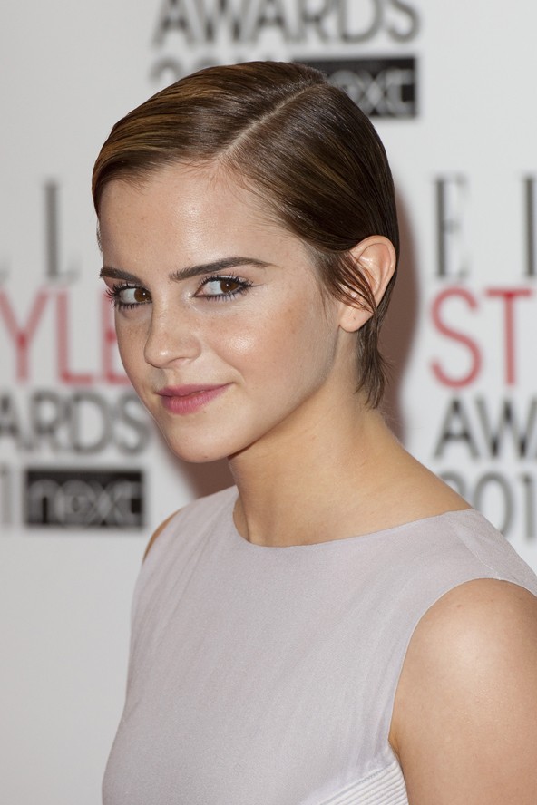 Emma pixie frizurája 2011 februárjára már elérte a fül mögé tehető hosszt.