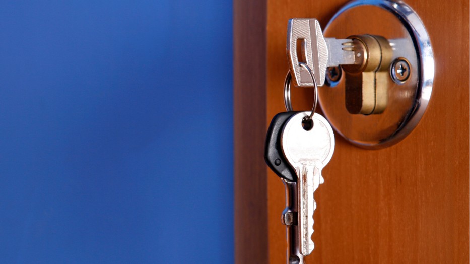A zárban hagyott kulcs éjszakára nem növeli a biztonságot, sőt, könnyebbé teheti a betörők dolgát