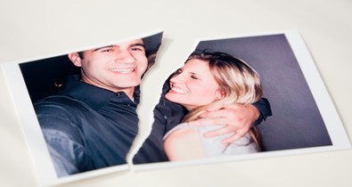 Gátlástalan iparág épül az elhagyott nők kétségbeesésére, ami közben a férfiakat is hülyének nézi