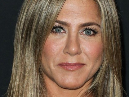Jennifer Aniston egyszerű fekete ruhája maga a tökély