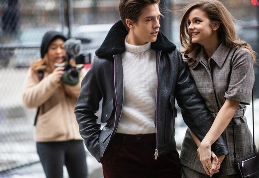 13 fotó Palvin Barbara és Dylan Sprouse párosáról, ahol izzik közöttük a levegő