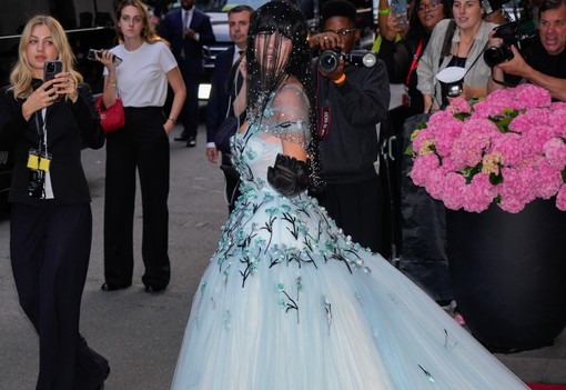 Alig ismertünk rá! Sydney Sweeney fekete hajjal érkezett a Met-gálára