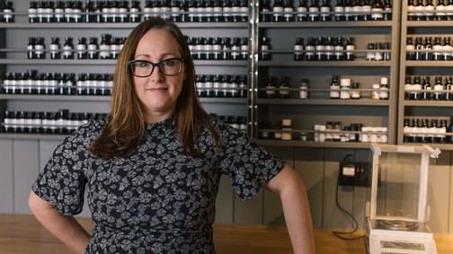 A parfümök kizökkentenek a valóságból: interjú a Lush parfümőrével