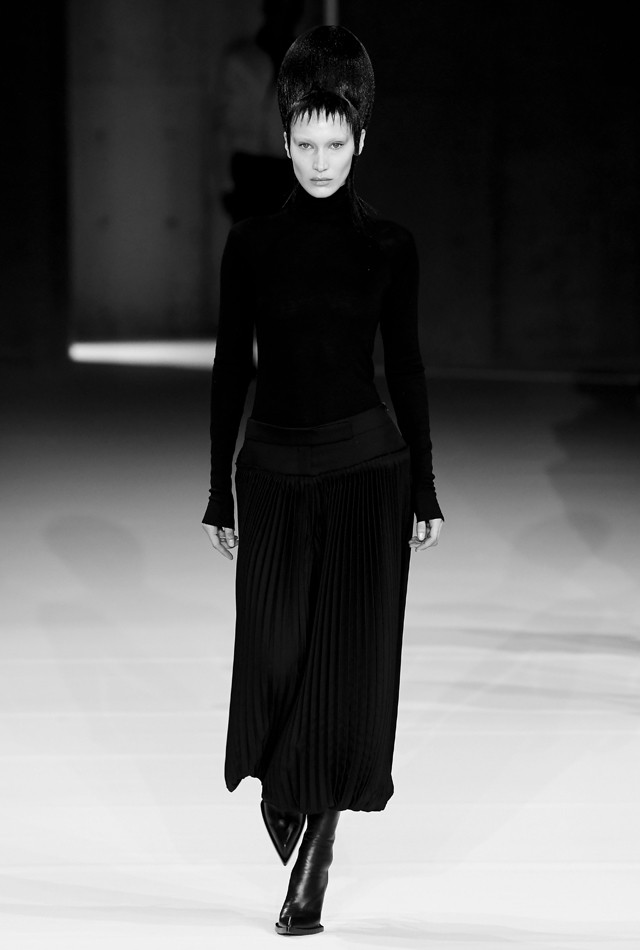 Vigyázz megálmodod: Bella Hadid vámpírként vonult a kifutón