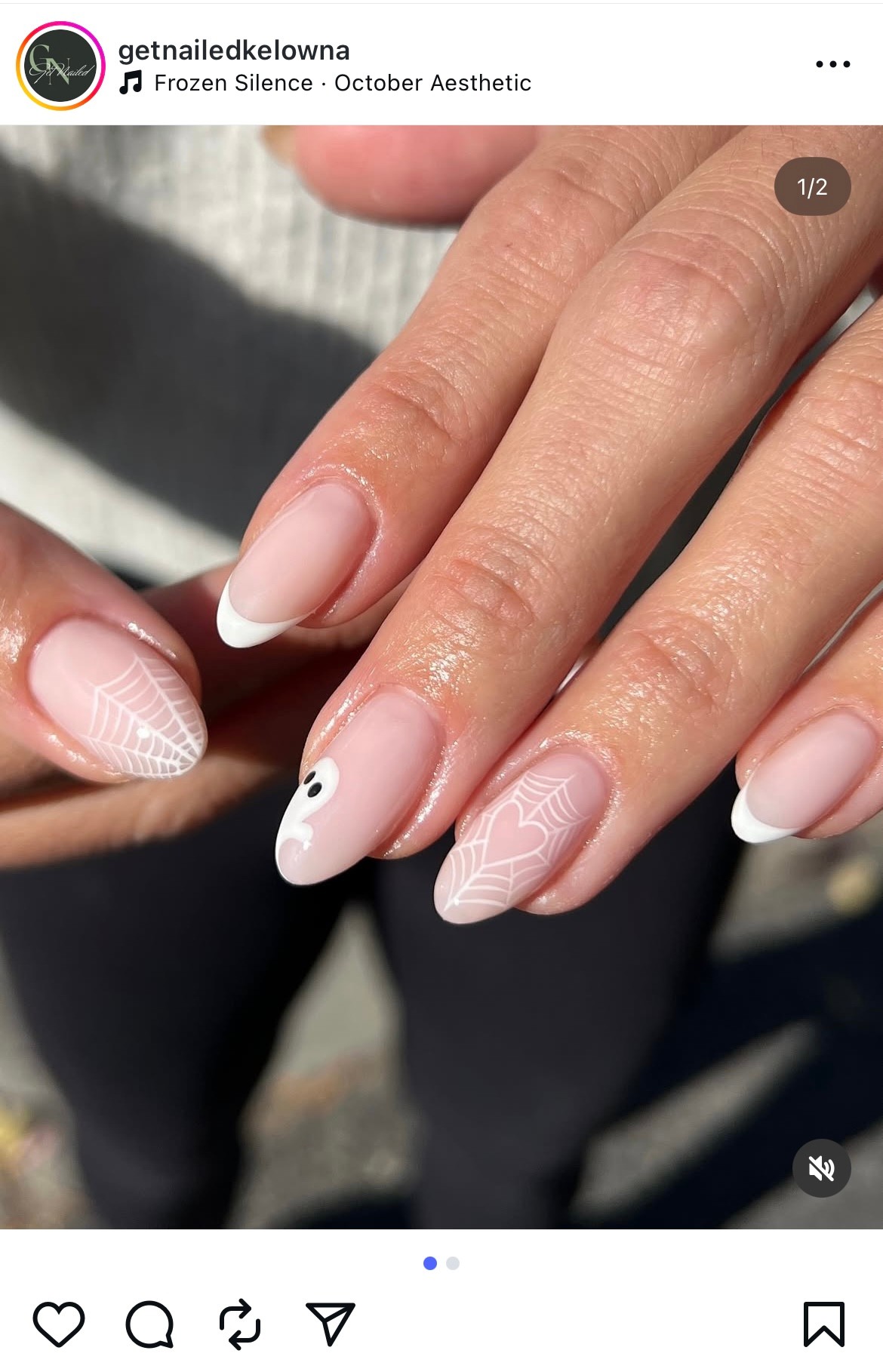 Apró fehér minták, letisztult alap - fehér díszítéssel  sosem lehet mellélőni. Ha nem szereted a giccses mintákat és az öltözködésed is a klasszikus kategóriába sorolható, ezt a körmöt imádni fogod. 