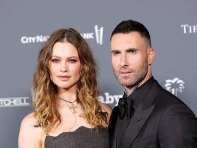 Adam Levine felesége, Behati Prinsloo fehérneműben mutatta meg növekvő pocakját