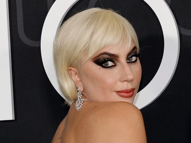 Micsoda átváltozás! Lady Gaga szuperrövid hajjal és extra sminkkel érkezett A Gucci-ház premierjére