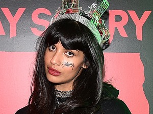 Jameela Jamil kedvenc előadójának öltözött az előhalloweeni bulin