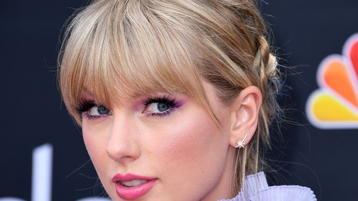 Micsoda? Taylor Swift haját simán átfestették a díjátadó közben