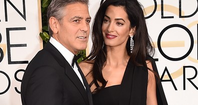 Ámulunk és bámulunk! Amal Clooney igazi istennőként vonul George oldalán!