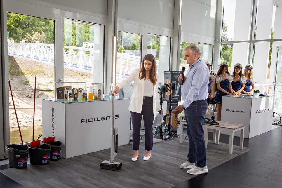 A RowentaX-Clean 10 AI egy ilyen fejlett padlótisztító, amely a hagyományos állóporszívók és felmosókfunkcióit egyesíti, sőt, túl is lépi azokat.