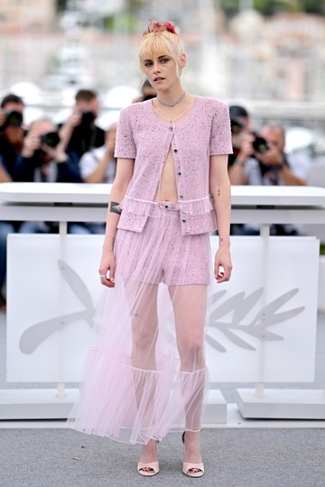 Kristen Stewart élete első rendezését mutatta be Cannes-ban, tetőtől talpig Chanelben. Egy rövid tweedruhát rétegzett egy áttetsző maxiszoknyával, vagyis gyakorlatilag nem szegte meg a szabályokat, de azért sikerült kihívónak maradnia