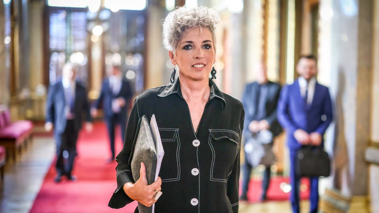 Ő a magyar parlament egyik legstílusosabb nője, Bódis Kriszta ruháit a hibái ellenére is imádják a szakértők