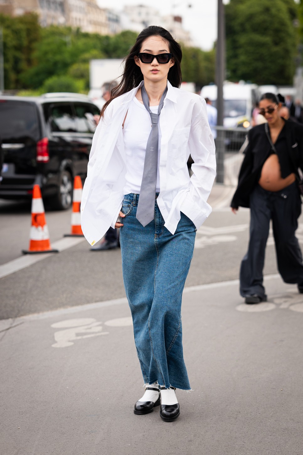 Lily Allen megtalálta a tökéletes átmeneti megjelenést, melynek alapja a maxi farmerszoknya