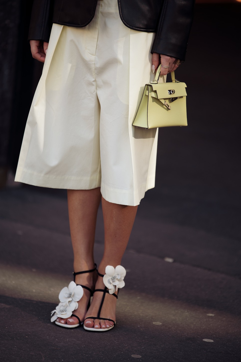 A virágos szandálok bájos eleganciával ruháznak fel minden megjelenést