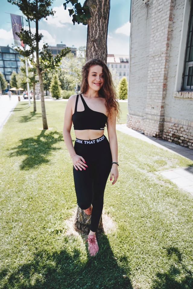 Johanna ezt a kényelmes, légáteresztő szettet viseli ha jógaórát tart