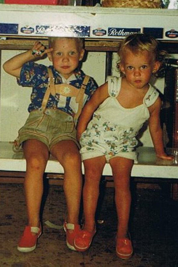 Ki tudja miért bújt a későbbi címlaplányunk, Szikszai Johanna testvérével a konyha asztal alá? 