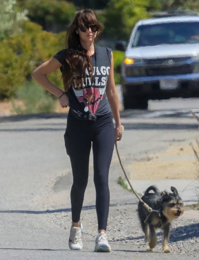 Imádjuk ezt a kutyasétáltatós szettet, praktikus, ráadásul a Chicago Bulls póló a nagy feltűnést okozó Michael Jordan dokumentumfilm után újra igazi kultdarabnak számít. Az elől megcsomózott póló egyrészt vagány, másrészt megváltoztatja a póló esését és nőiesebbé teszi  