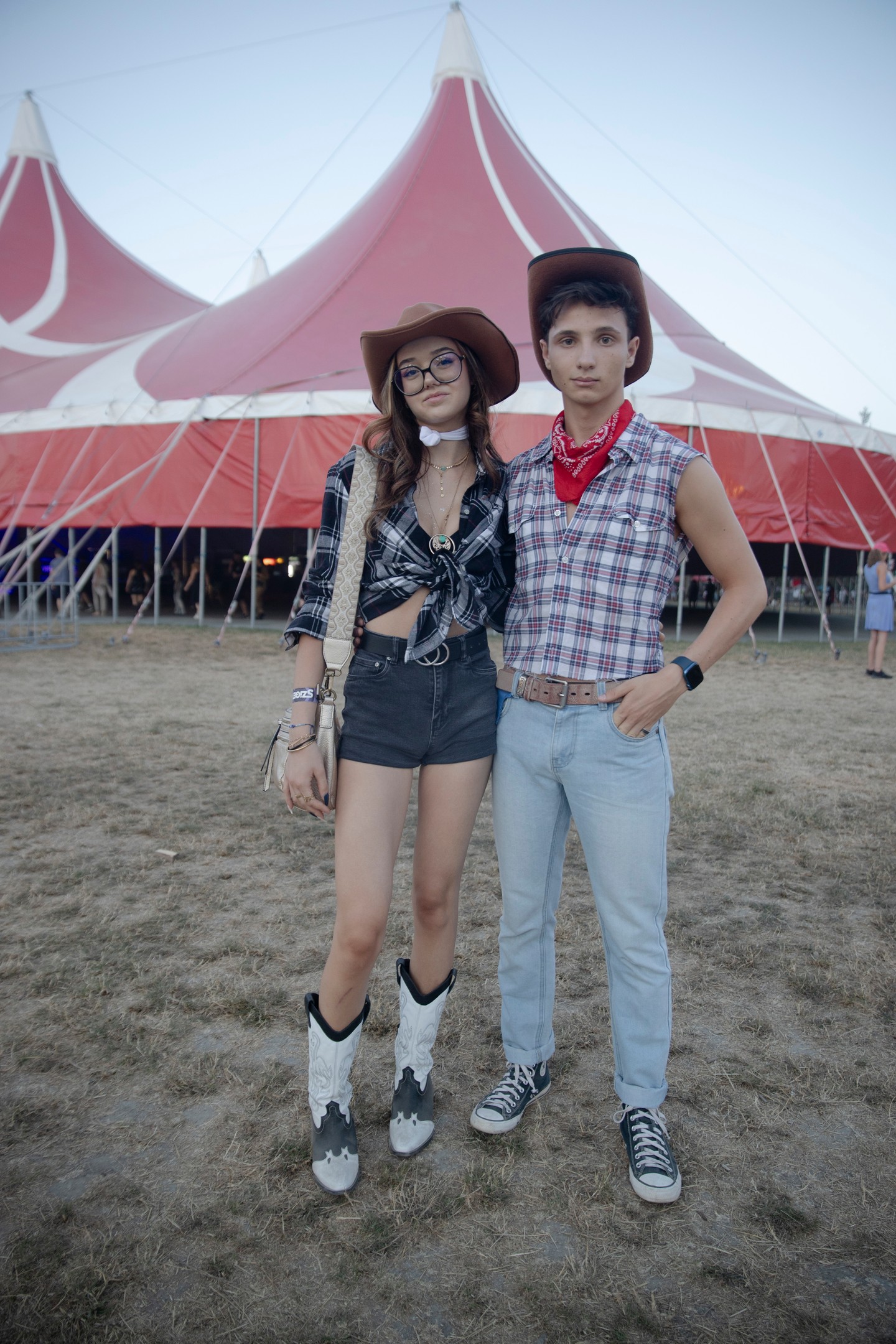 Az idei Szigeten hódít a Western-stílus, ami kortól és nemtől függetlenül mindenkinek jól áll - Barhes Chloé (Franciaország, tanuló) - Ing: CAMAIEU, Sort és öv: PIMKIE, Napszemüveg: DOLCE&GABBANA, Ékszer: EMMA&CHLOE, Csizma: ASOS, Táska: Secondhand, | Daubek Axel (Franciaország, rendező) Ing és nadrág: Secondhand, Öv: DENSON, Tornacipő: CONVERSE