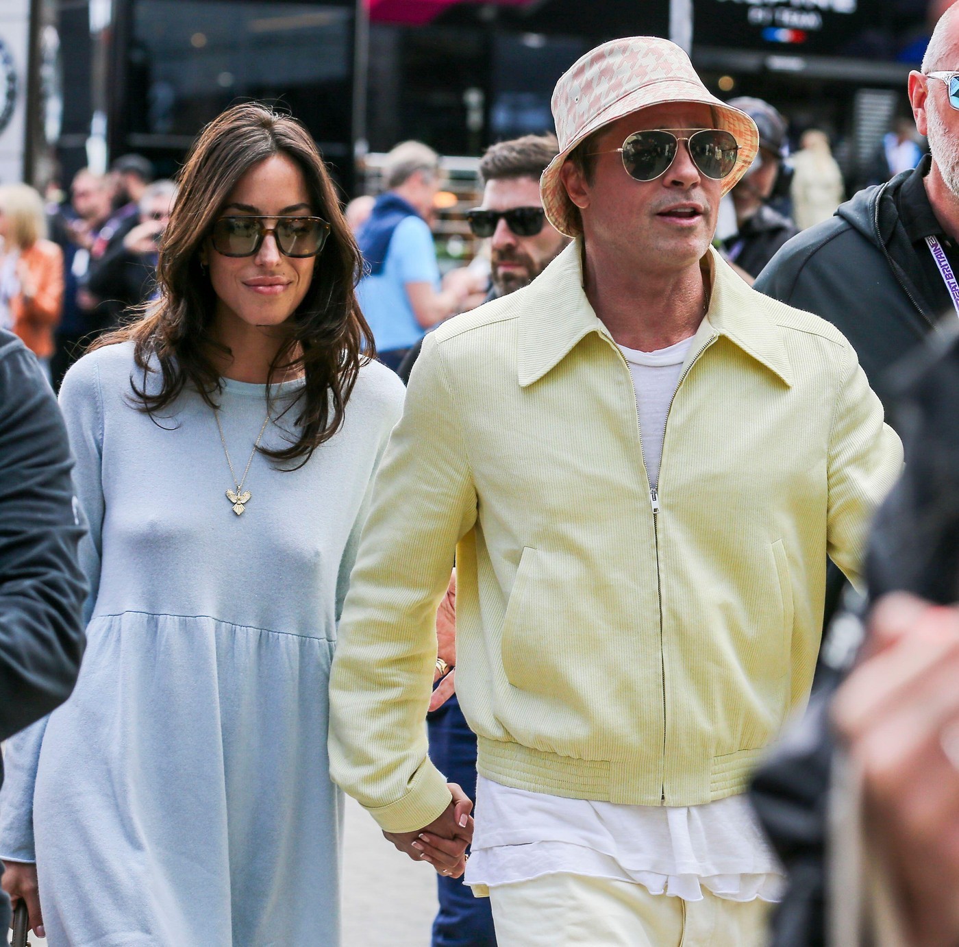 Brad Pitt és Ines de Ramon egy újabb izgalmas randija: itt épp a 2024-es Formaula-1 brit nagydíjon sétálgatnak a paddockban. 