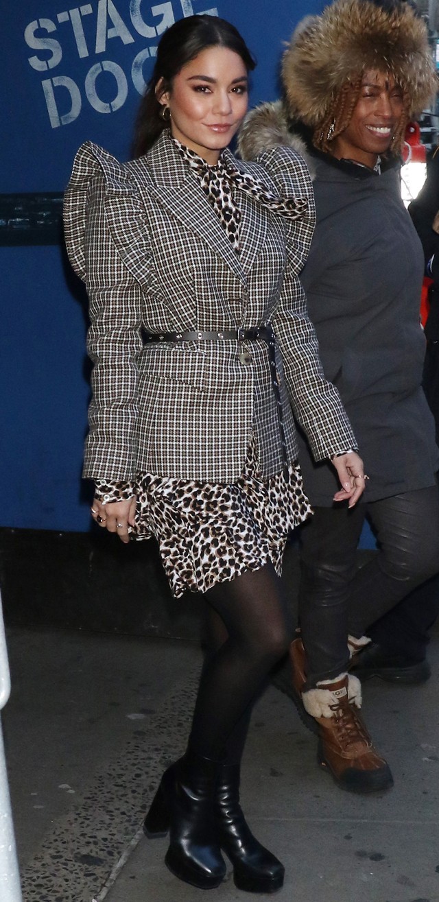 Vanessa Hudgens úgy zsonglőrködik a mintákkal, ahogy mi csak álmunkban mernénk