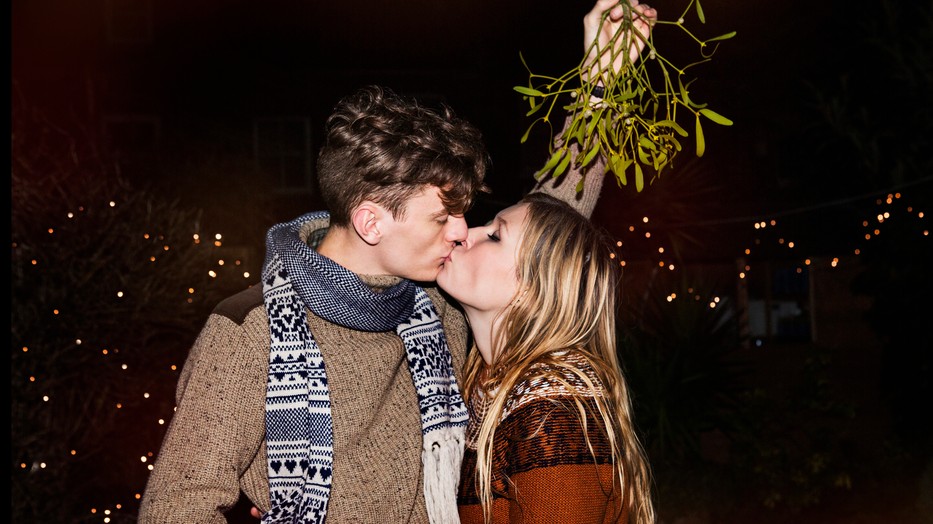 Fagyöngy alatt szabad a csók!