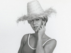 Hihetetlen! 83 éves, és most is fehérneműmodell