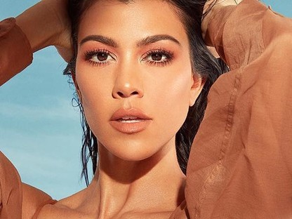 Jaj ne! Kardashianék az extranagy melltartót is divatba hozzák? 