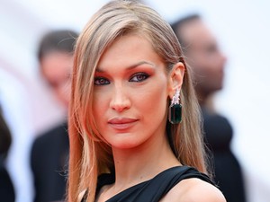 Bella Hadid arcpirító meztelenruhája nem sokat hagy a képzeletre, elképesztően merész darabot vállalt be