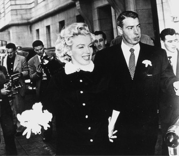 Marilyn Monroe nem volt túl sikeres a házasságban, 1954-ben házasodott össze a világ valaha élt legnagyobb baseballjátékosával, Joe DiMaggióval. Az isteni Marilyn egy kávébarna ruhában mondta ki az igent, ami nemhogy örökké, de még egy évig sem tartott: