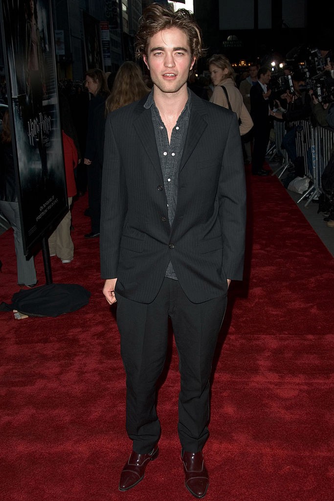 Robert Pattinson 2005-ben, a Harry Potter és a Tűz Serlege című film New York-i premierjén vonult végig életében először a vörös szőnyegen. Az akkor mindössze 19 éves színészből csak úgy sugárzott a magabiztosság. 