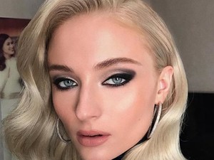 Get the Look: Így készítsd el Sophie Turner bombajó füstös sminkjét