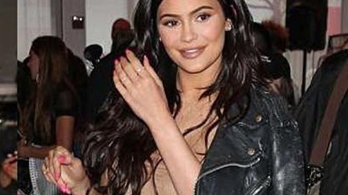 Neee! Már Kylie Jenner is hordja a cipőt, amitől feláll a szőr a hátunkon!