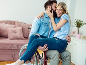 „Bár nincs erekciója, így is nagyon élvezetes vele a szex” -  Nők meséltek, milyen egy kerekesszékes férfival az ágyban