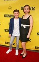 Millicent Simmonds a Hang nélkülben a testvérét alakító Noah Jupe-pal a South by Southwest Film Festival vörös szőnyegén Texasban 2020-ban. 