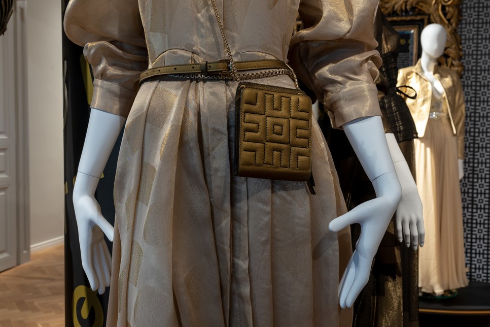 A szecesszió mintáiból a népszerű divattervező is nagyon szívesen inspirálódik, így a kurátok, Horváth Hilda könnyedén tudott választani a Katti Zoób szalon archívumából