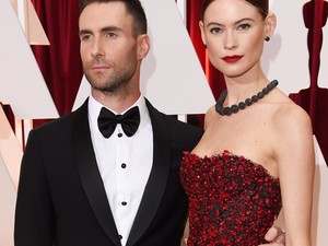 Behati Prinsloo terhes pocakkal pózolt félmeztelenül