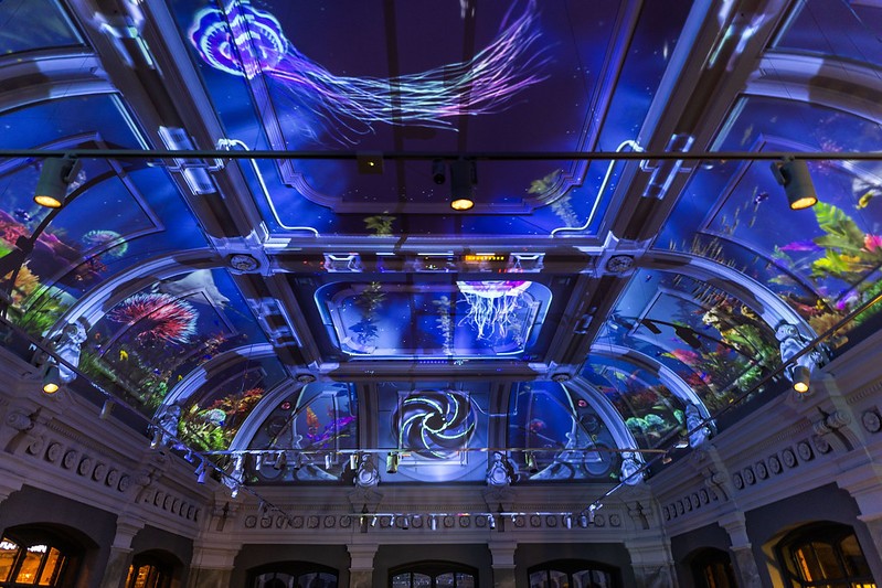A Nyugati McDonald's étterem műemlék épületének mennyezetét fényfestés díszíti, így amikor belépsz, olyan, mintha egy másik világba csöppennél