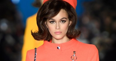 Jackie Kennedy klónjaként vonult Kaia Gerber és a Hadid lányok a Moschino bemutatón!
