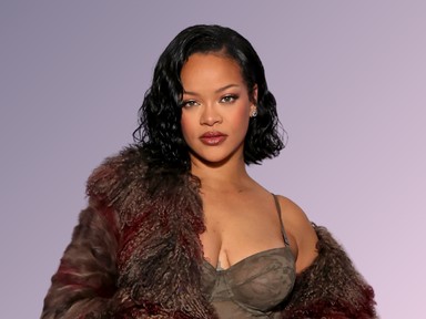 Beszédes szettben mutatta meg babapocakját Rihanna, a rajongók szerint már lehet tudni, kislány vagy kisfiú-e a pici