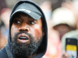 Kanye West gyűlöletszlogenje hatalmas felháborodást keltett a párizsi divathéten