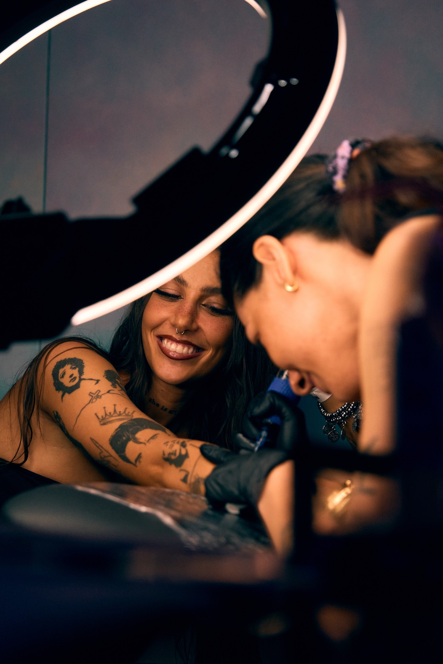 Tóth Andi még egy extrém, új tetoválást is bevállalt a Notino eseményen