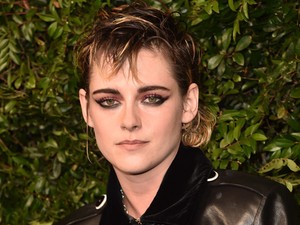 Mi ez? Kristen Stewart combfixben és furi hajjal partizott