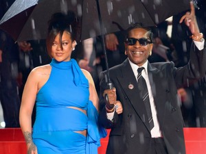 Álomszép meztelenruhában jelent meg az állapotos Rihanna, nem akármiben randizott az énekesnő