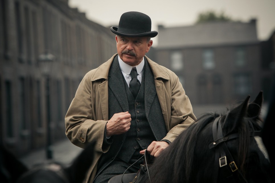 Sam Neill a Peaky Blindersben is nagyot alakított korrupt őrnagyként