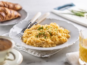 A tökéletes rántotta titka, hogy kihagyd belőle ezt az egy hozzávalót: igen, tényleg működik!