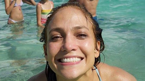 Jennifer Lopez egy falatnyi bikiniben ünnepelte a 49. szülinapját